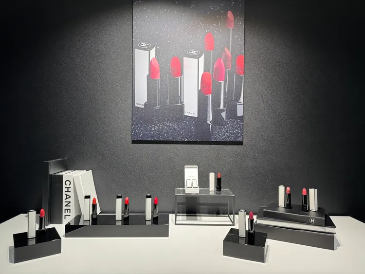 香奈兒超炫耀的絲絨唇膏不眠之夜限定版，各1650元。張家玲攝