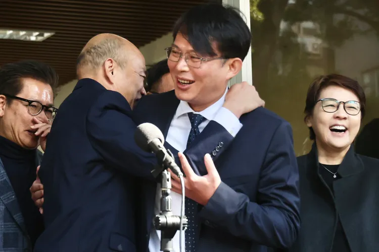 韓國瑜先前跟黃國昌擁抱。資料照片