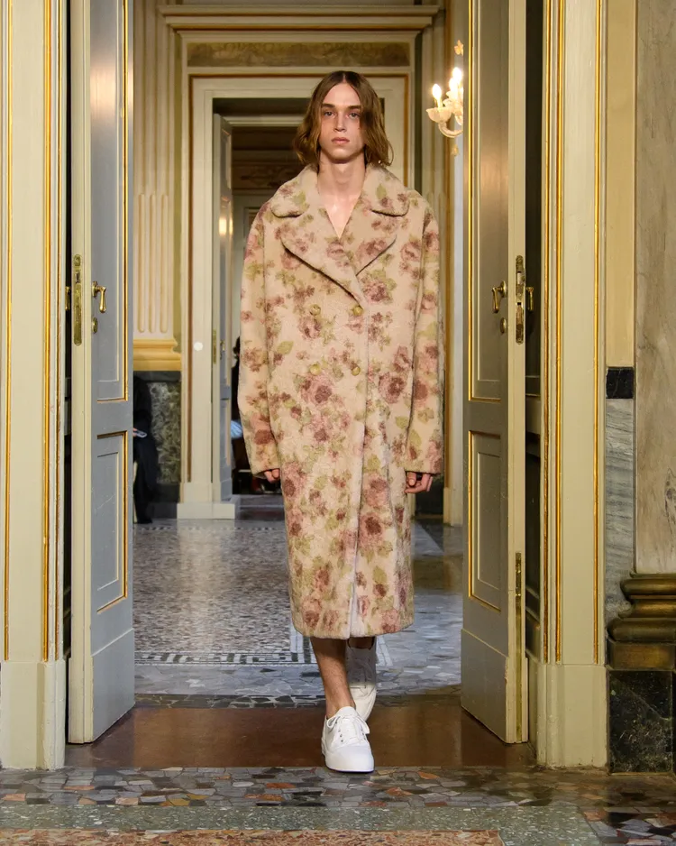 玫瑰印花沿用到男裝設計之中。品牌提供