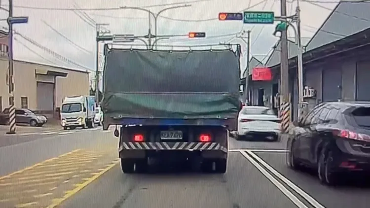 另外4部車由外側車道超車硬闖。翻轉台灣交通違規交流平台