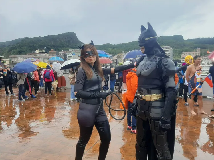 神明淨港跳水勇士們發揮創意，有人角色扮演動漫人物，爭取目光。區公所提供