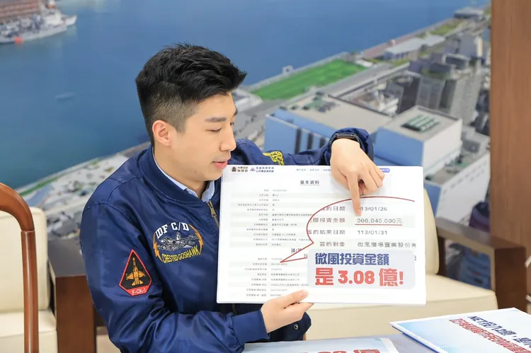 余治明指出，微風百貨的投資為3.08億，不是鄭文婷議員說的1.5億。翻攝畫面