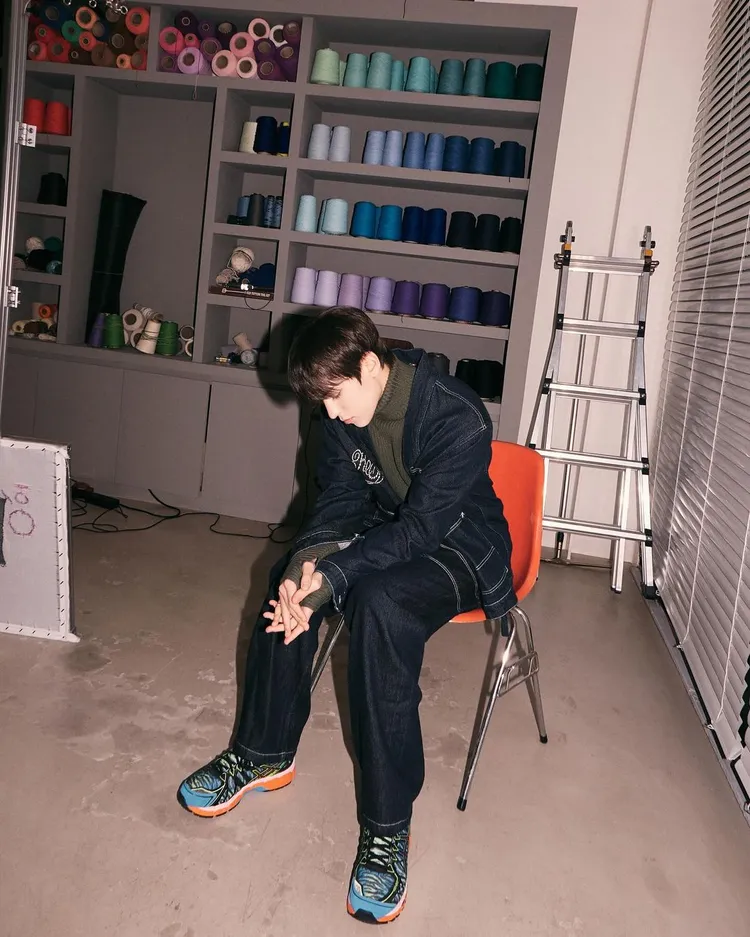 Vernon演繹Kenzo x Asics虎紋青色聯名球鞋。品牌提供