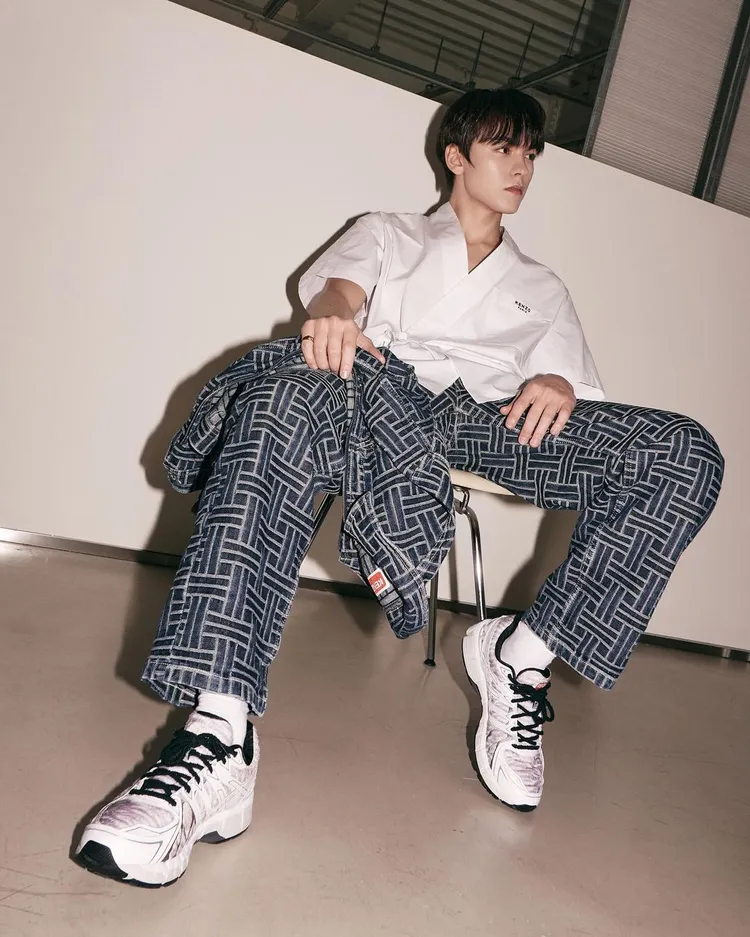 Vernon演繹Kenzo x Asics虎紋白色聯名球鞋。品牌提供