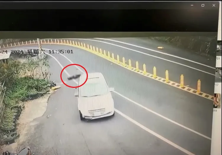 李姓騎士被自小客車輾過，躺在地上動也不動。民眾提供