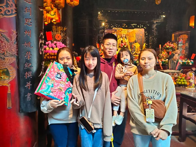 家長帶著太平媽的契子女，大年初二回娘家向太平媽參拜。福興宮提供