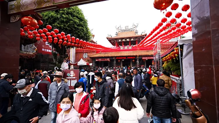 民眾在大年初二湧進西螺福興宮向太平媽參拜。福興宮提供