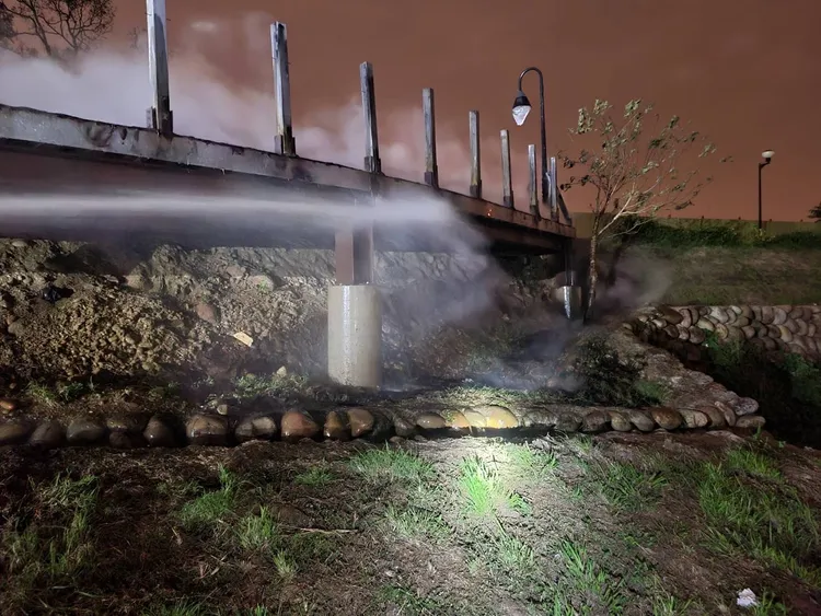 警消出水撲滅火勢。桃園市消防局提供