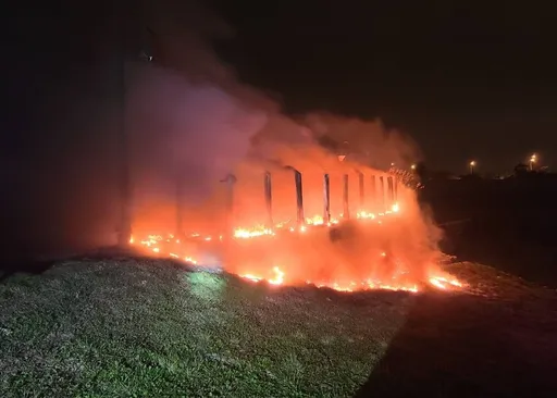 桃園中壢老街溪河濱步道雜草火警 火光熊熊暗夜驚人