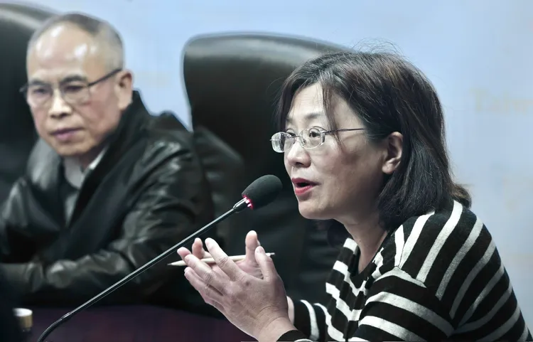 品保協會秘書長吳美惠(右)表示，年代旅遊粗估要理賠2000萬元。林林攝