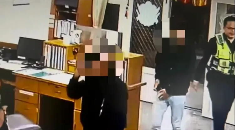 警方將涉案嫌犯帶回派出所。民眾提供