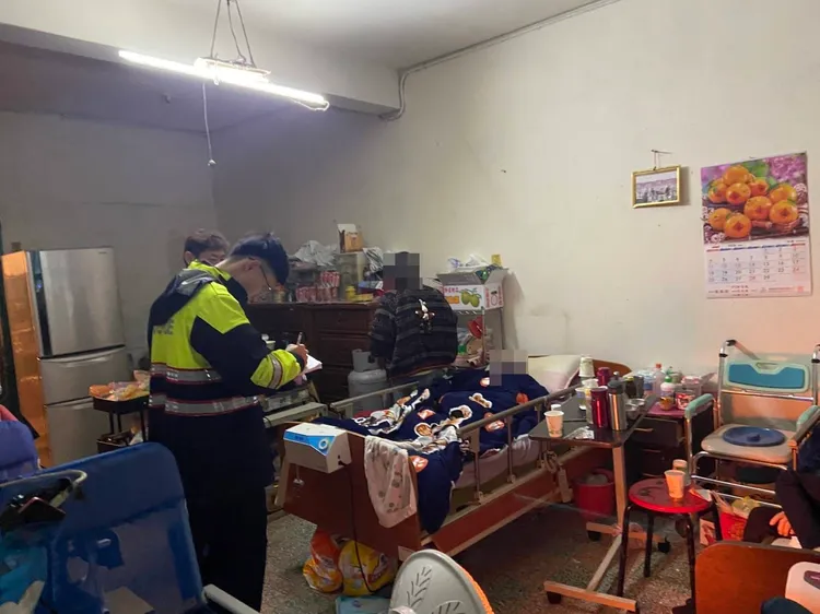 桃園警分局探訪身處弱勢家庭的百歲人瑞，送物資。桃園警分局提供