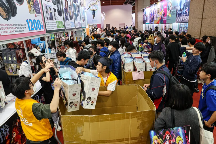 第12屆台北國際動漫節1日上午在世貿1館登場，許多動漫迷排隊搶購福袋、周邊商品，排隊人潮擠滿會場。中央社