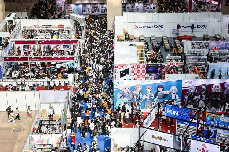 第12屆台北國際動漫節1日上午在世貿1館盛大開幕，有110家廠商、約800個攤位進駐，吸引許多民眾入場逛展。中央社