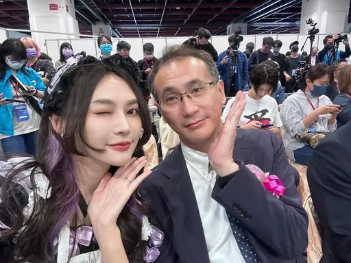 卸任立委首日!賴品妤、鄭運鵬新身分曝光 「蘿莉塔」華麗裙裝現身