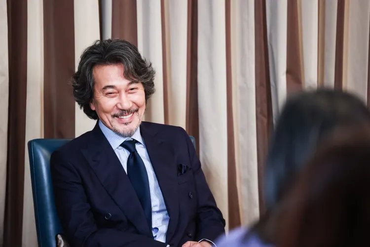 役所廣司拍攝前跟公廁清潔人員學習技巧，笑說現在很會折衛生紙。甲上娛樂提供