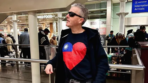 把中華民國國旗穿上身　英鋼琴家：到車站炫耀我的新T恤