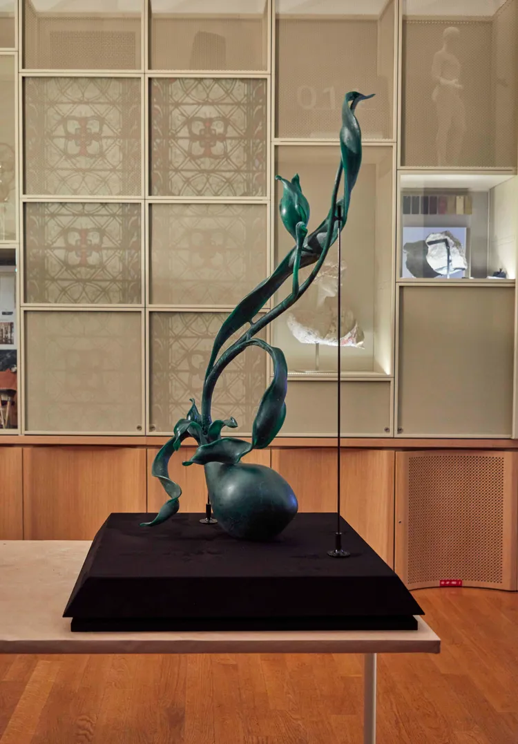 高達1.1公呎的大型蠟雕作品。品牌提供