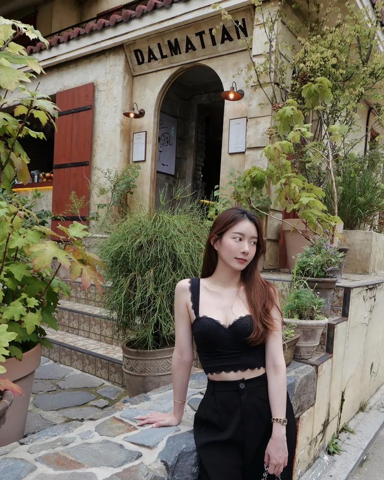 莉安個性內向，卻又帶了點古靈精怪，很有反差萌的味道，趕快來直播間感染她的青春氣息吧。