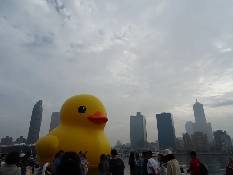 高雄空氣品質不良亮橘、紅燈，黃色小鴨與看展民眾被壟罩在霧霾中。地球公民基金會提供