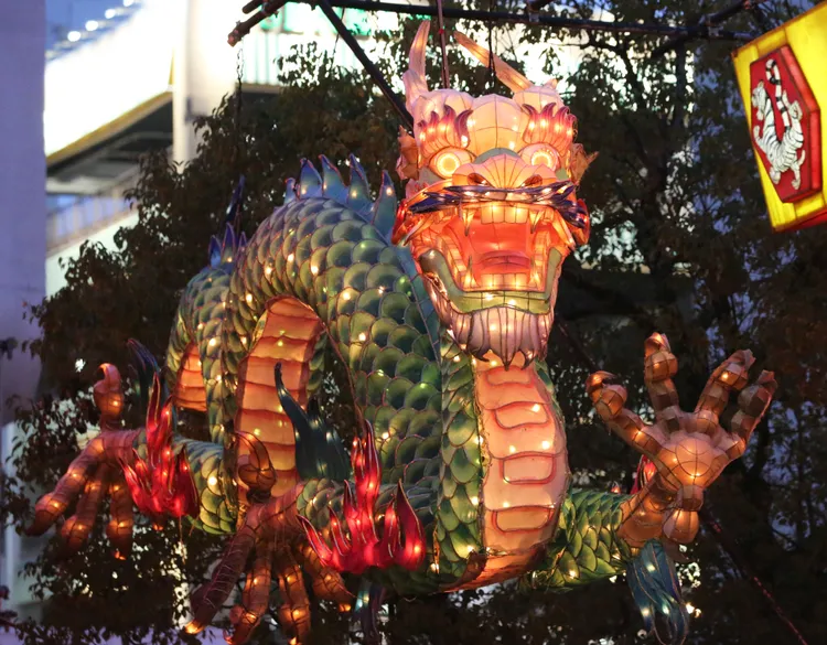 長崎的燈會節已成當地冬季主要活動，也是全日本規模最大的燈會節。新華社