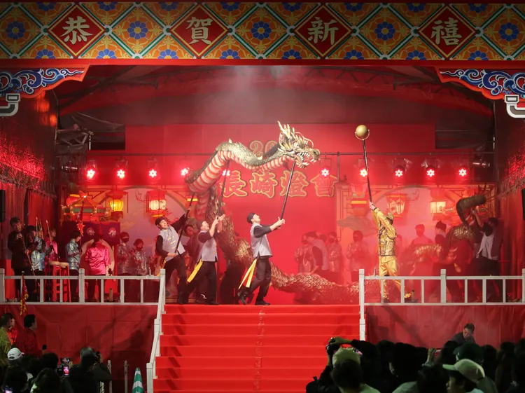 長崎的燈會節已成當地冬季主要活動，也是全日本規模最大的燈會節。新華社