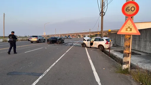 雲林驚傳對撞車禍!車頭整個凹陷  1男1女無氣息命危搶救中