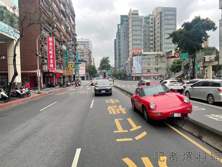 保時捷跑車過彎後加速過猛失控，「騎上」分隔島。翻攝自記者爆料網