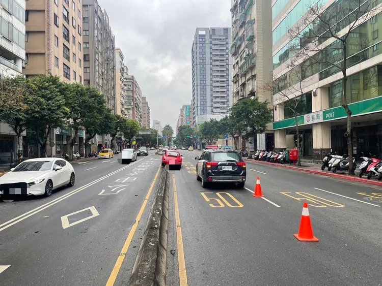 跑車車主過年荷包大失血。翻攝自記者爆料網