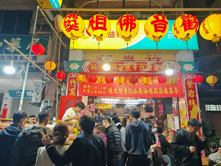 春節期間買彩券人潮絡繹不絕。翻攝畫面