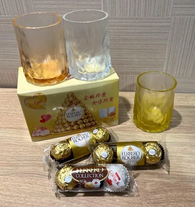 OKmart於情人節推出購買金莎指定品項滿3件即送冰川玻璃對杯一組。OKmart提供