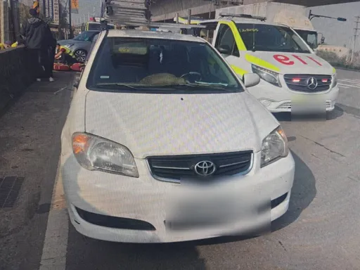 桃園男駕車右轉擊落同向機車　騎士人車倒地送醫不治