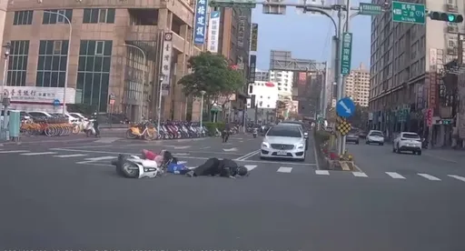 行人霸王片｜女學生闖紅燈快跑過馬路　3機車華麗閃過！這騎士衰遭撞上