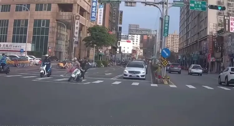 女學生撞倒橫向機車騎士。翻攝畫面
