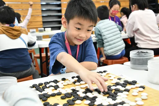 南山盃圍棋賽千名小棋手較勁 亞運金牌教練勉「不放棄才可能逆轉」