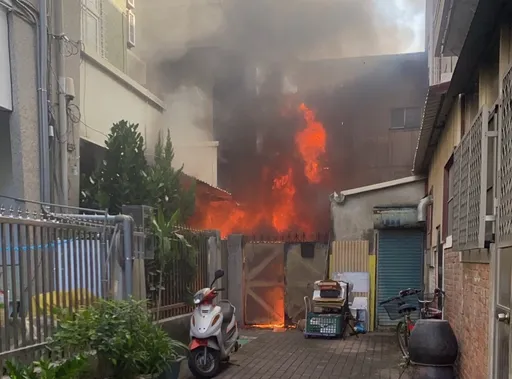 台南住宅火警!8旬老翁命危 51歲男輕微嗆傷