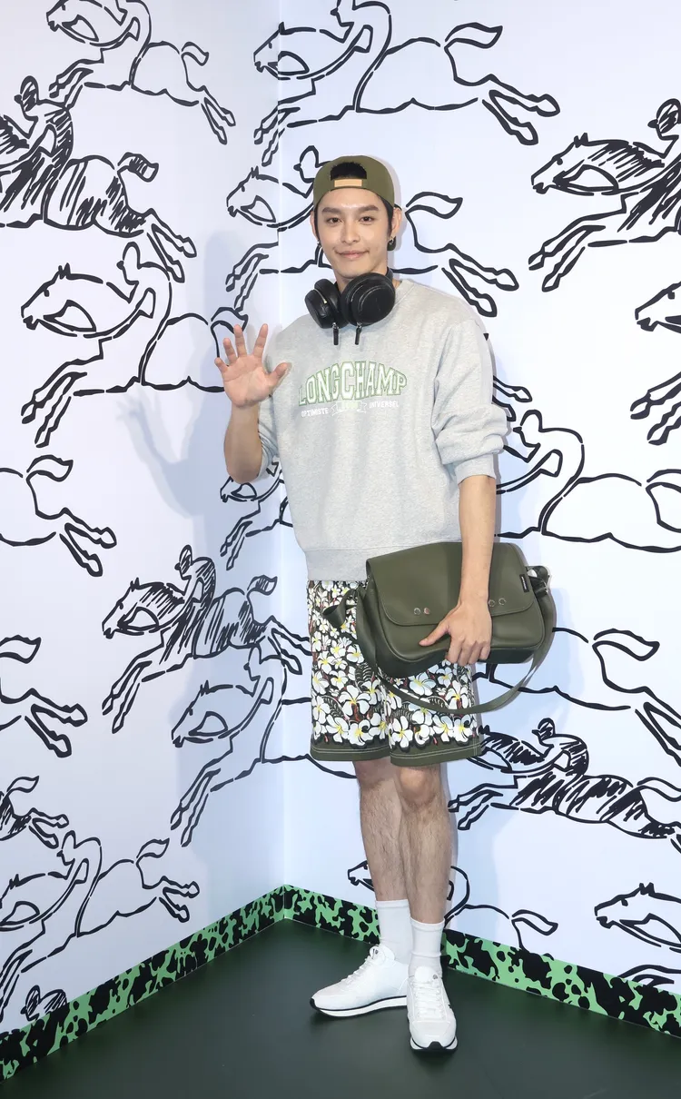曹佑寧換上運動衫、夏威夷花朵款褲再搭配簡單小白鞋。彭欣偉攝
