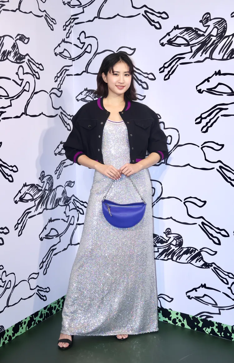 9m88以長版亮片連身裙外搭撞色羅紋短版外套活潑登場。彭欣偉攝