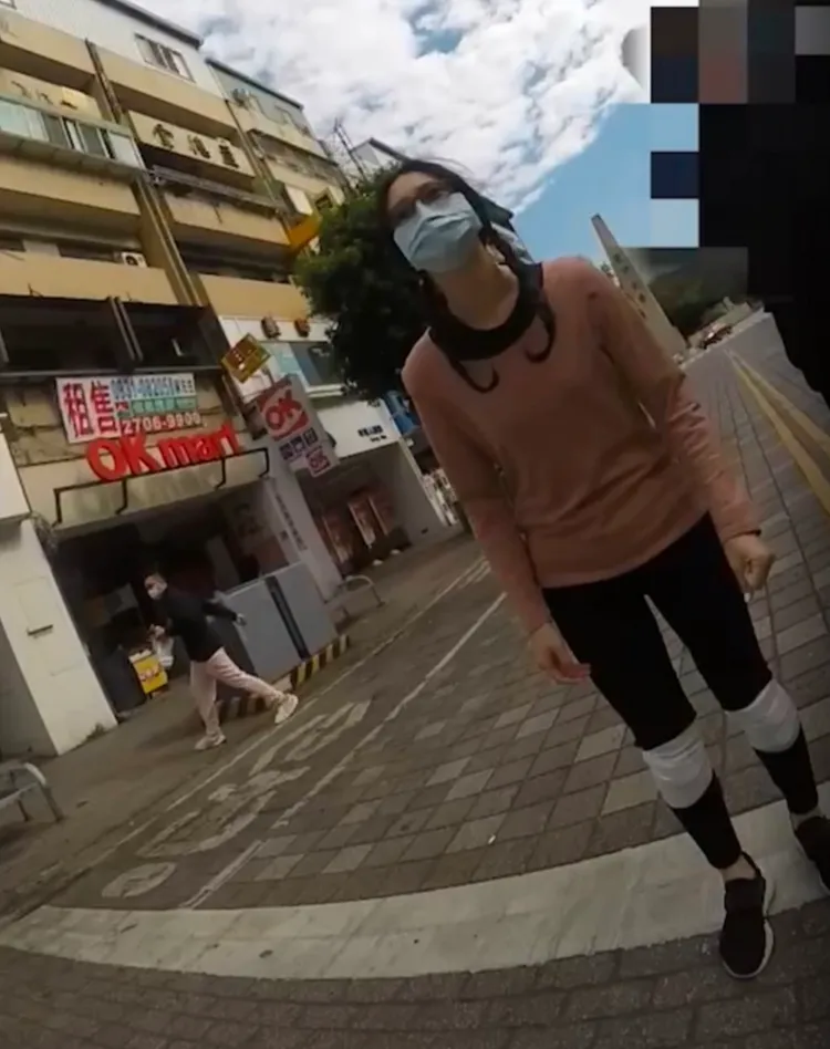 李女戴護膝向黃妻下跪道歉。黃妻提供