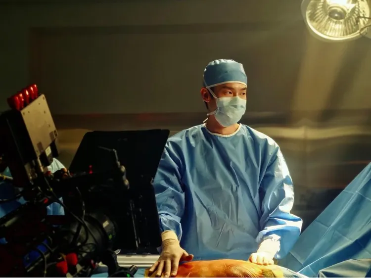 柳演錫在《浪漫醫生金師傅》中飾演外科醫生「姜東柱」。翻攝柳演錫IG