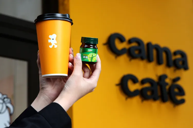 隨時來一瓶白蘭氏鷄精和cama café讓你活力秒開機。業者提供