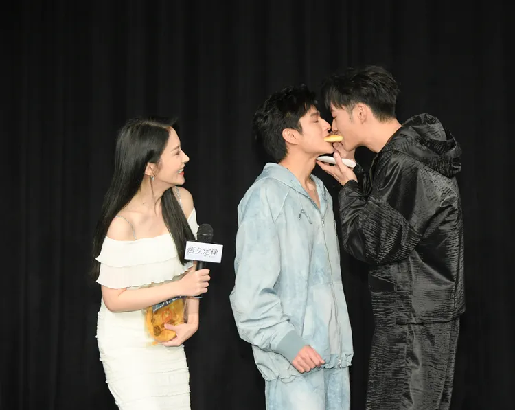 吳秉宸（右起）和黃禮豐合咬一塊餅，陳子玄在旁看好戲。三立提供