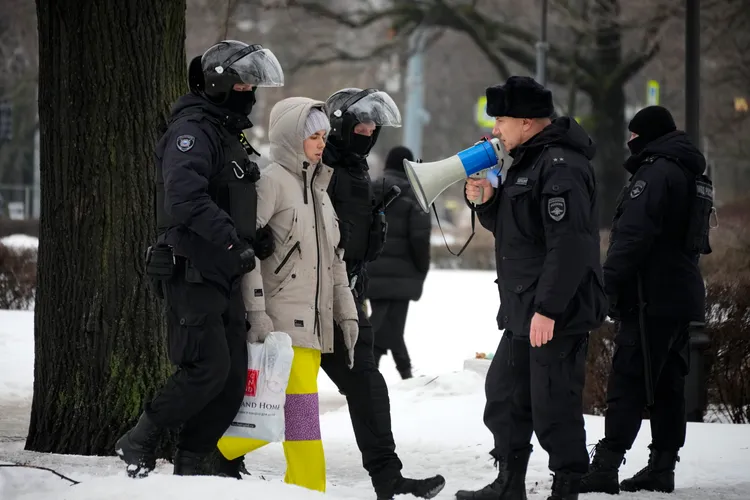 準備獻花追悼納瓦尼的男子被聖彼得堡警方帶走。美聯社