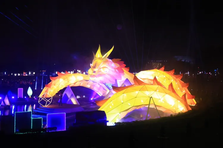 中台灣燈會水上主燈「台中龍賀」。市府提供