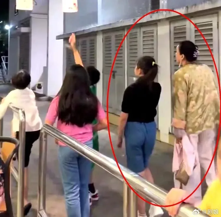 汪小菲女兒與奶奶張蘭同行，身穿白衣的兒子爬上欄杆。翻攝劇娘微博