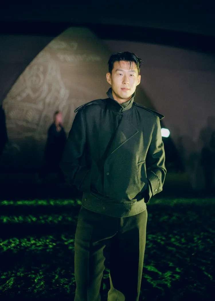 孫興慜以簡約裝扮登場。品牌提供