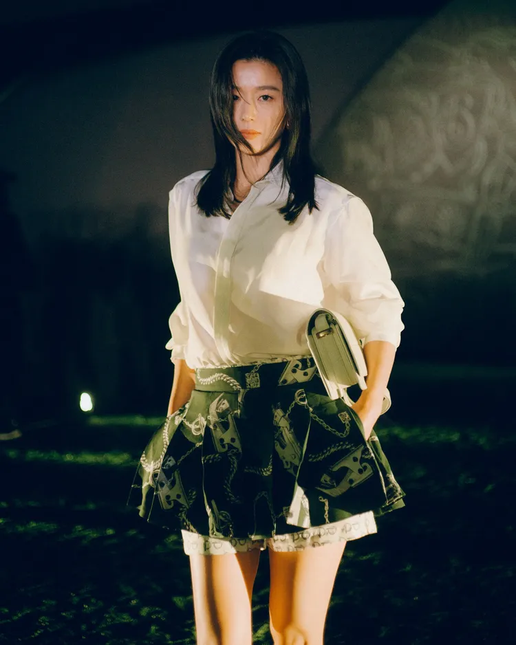 全智賢秀出修長鉛筆腿。品牌提供
