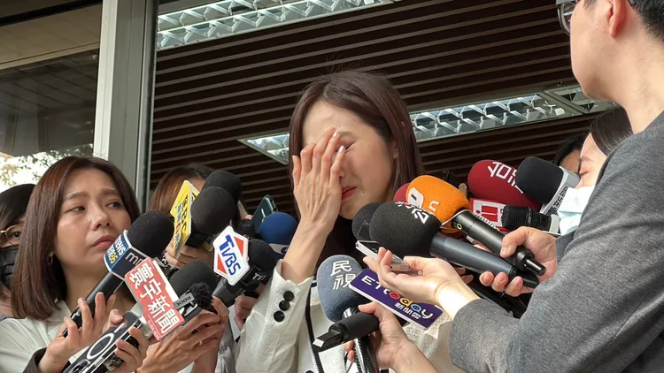 楊寶楨雖稱自己想休息，但受訪過程淚崩，一度掩面試圖緩和情緒。潘袁詩羽攝