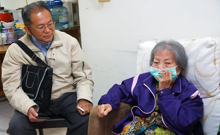 蕭朝金牧師之女蕭瓊珍(右)、外孫蘇暉盛(左) 。高史博提供