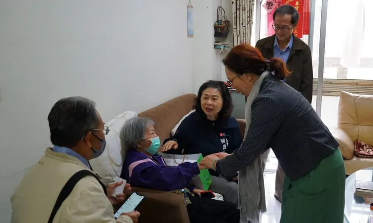 高市府副祕書長陳盈秀、文化局副局長簡美玲、高史博館長李文環拜訪二二八受難者蕭朝金家屬。高史博提供